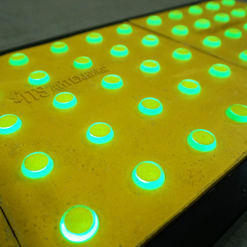 Светосигнальная тактильная плитка